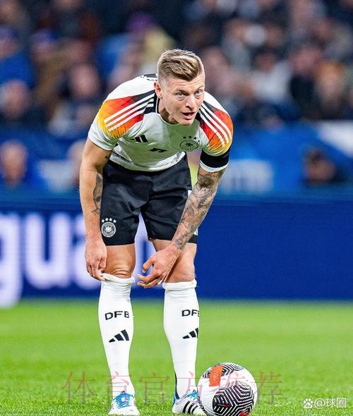 罗马诺:皇马希望克罗斯再踢一个赛季 已准备报价 罗马诺:皇马希望克罗斯再踢一个赛季 已准备报价